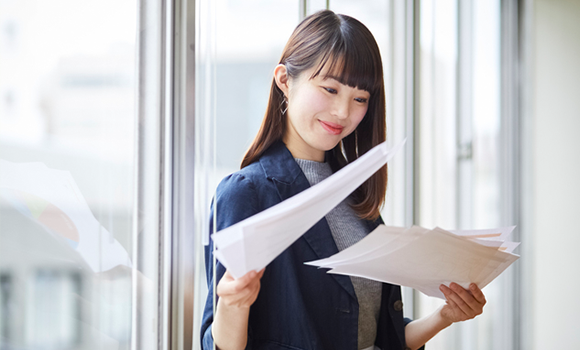 資料を眺めながら受講を検討している様子の女性