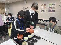 お茶を入れる様子