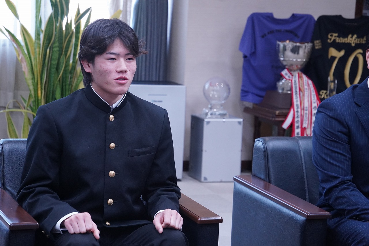 画像 市長と対談する山口選手の様子