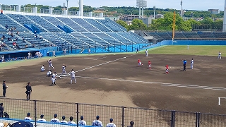 始球式でボールを投げる西益津野球スポーツ少年団の選手