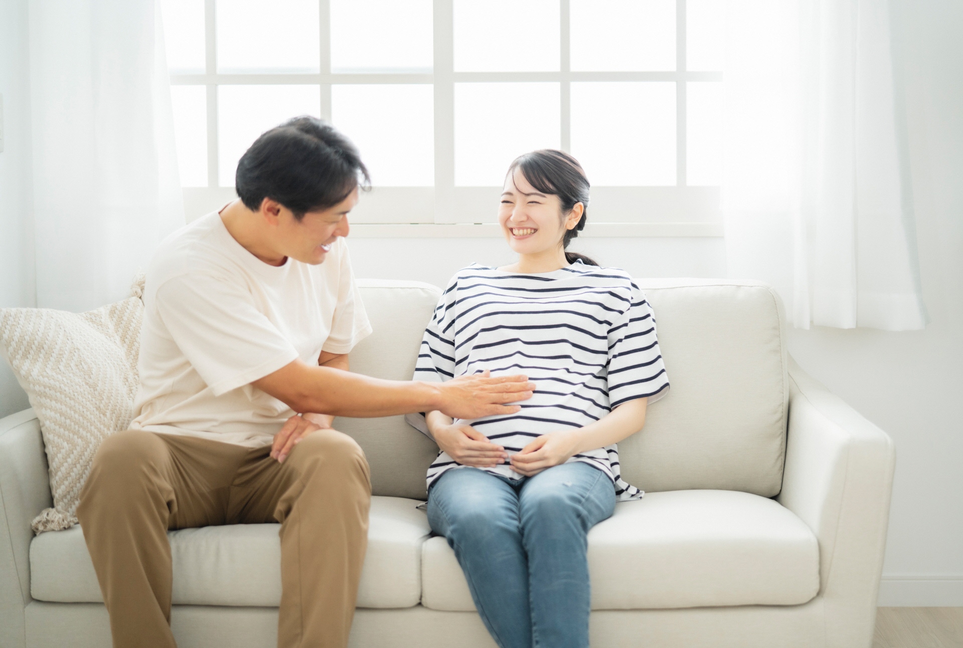 妊婦に寄り添う夫の写真