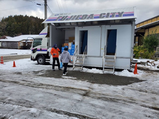 AIシャワーで温水を提供(多目的支援車)