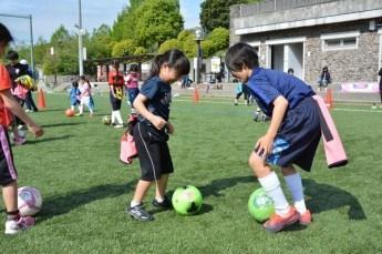 サッカーを楽しむ様子