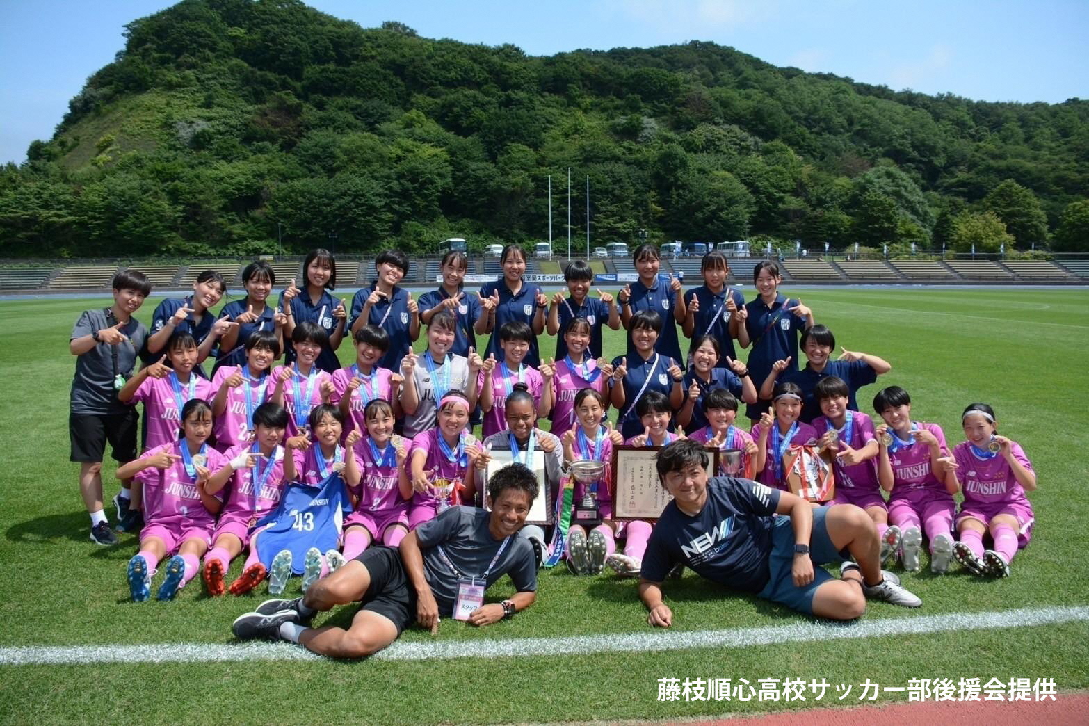 ドリブルをする順心の選手