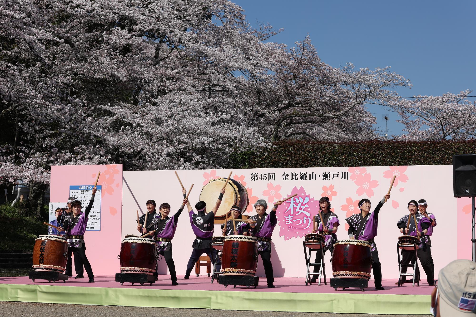 桜まつりでの太鼓演奏の画像