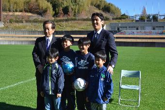 長谷部選手からサッカーボール贈呈記念写真