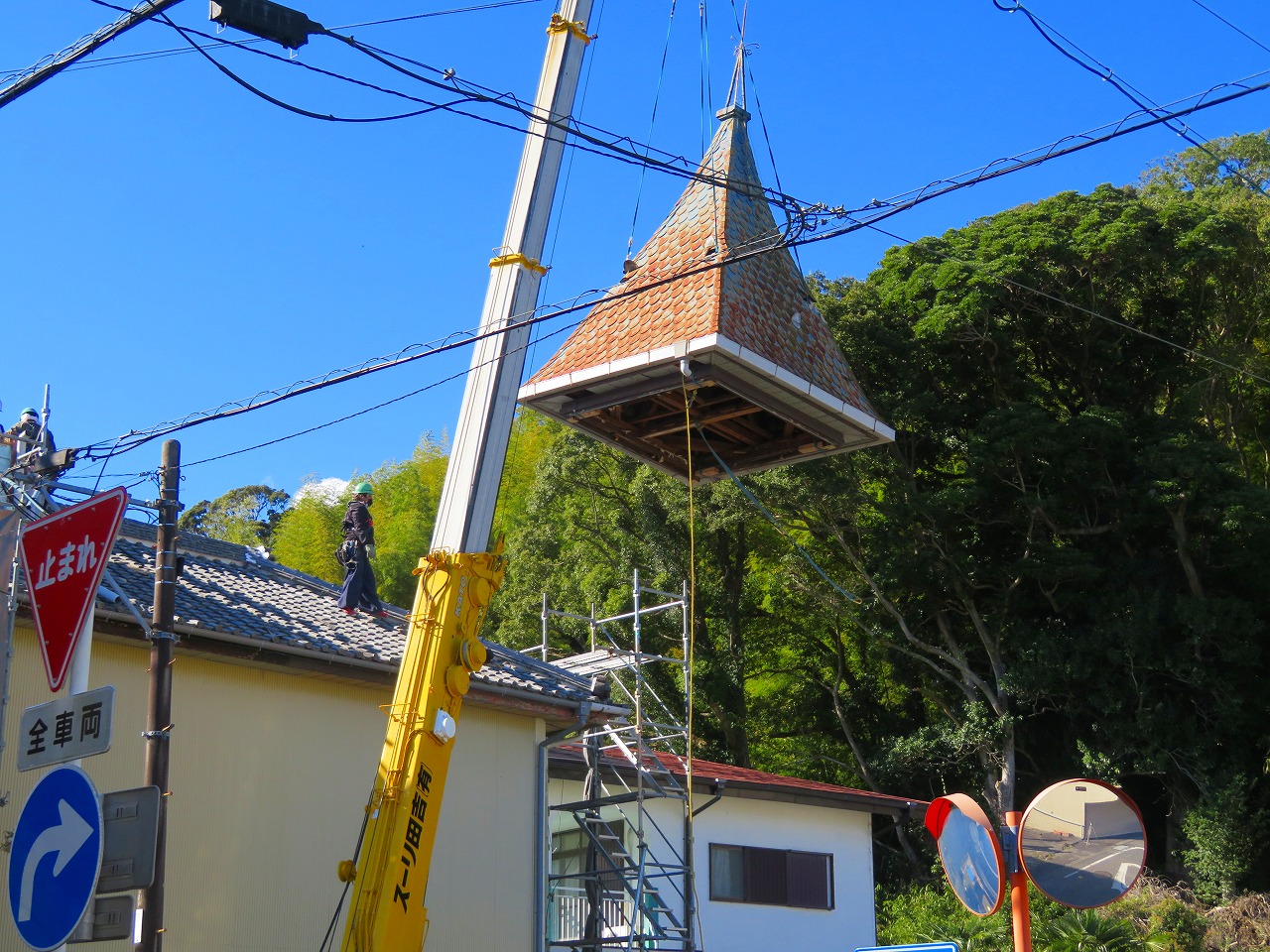 とんがり屋根（塔屋）解体作業