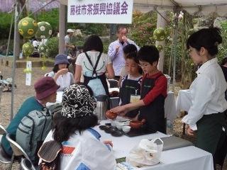 （写真）藤まつりでの呈茶サービスの様子