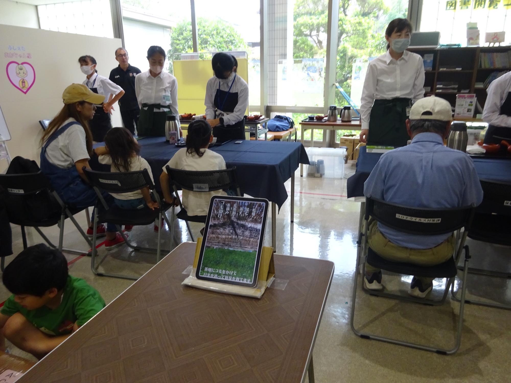 ジュニアお茶大使による無料呈茶サービス