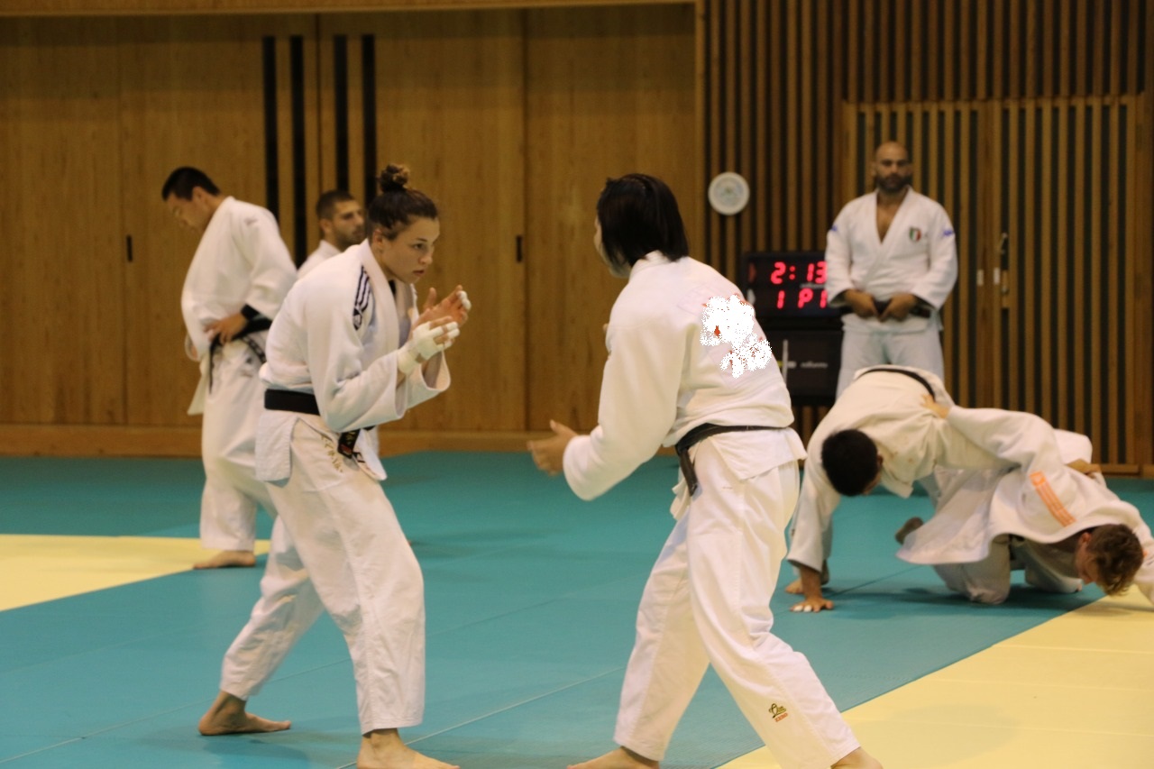 稽古に励むアリーチェ選手
