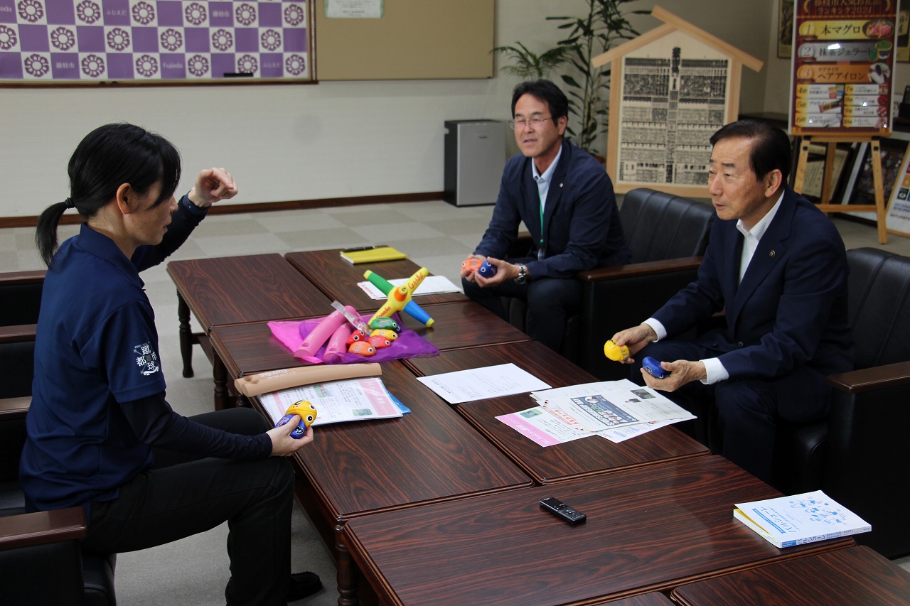 活動内容等を報告する渡邉理事長