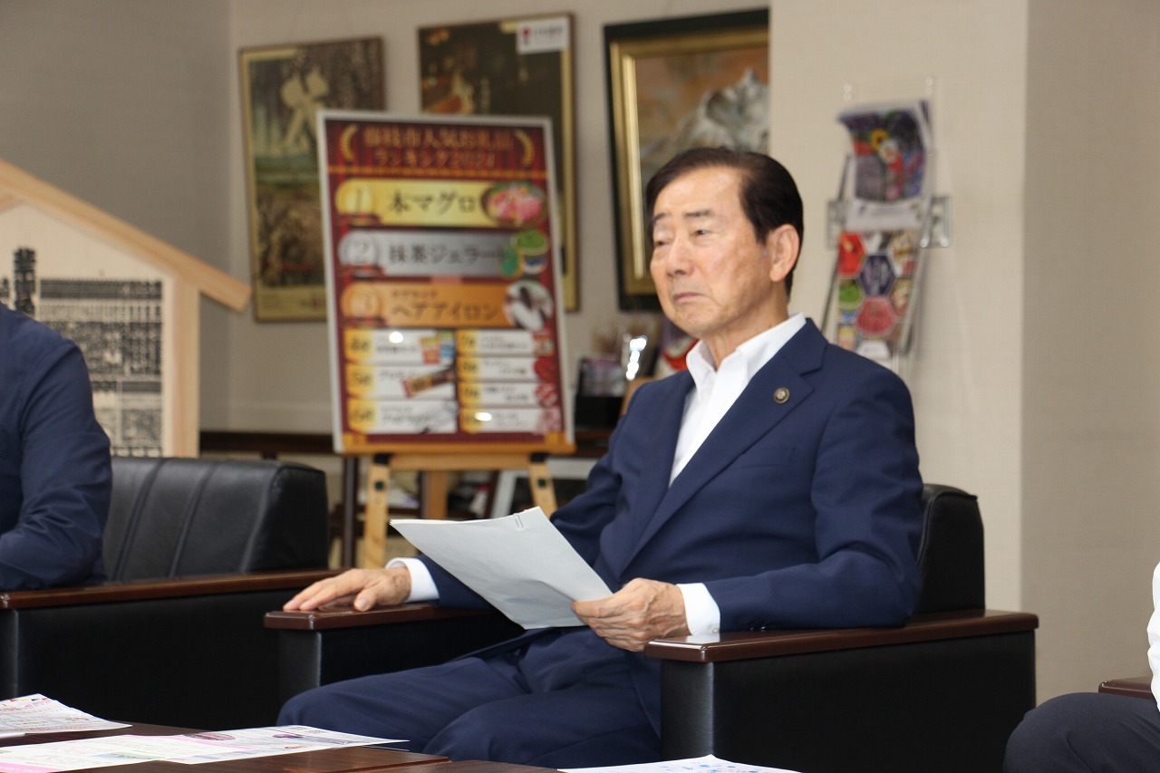 説明を受ける北村市長