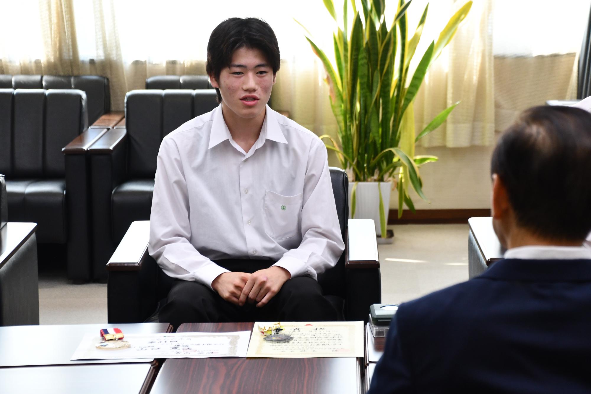 市長に報告する山口選手