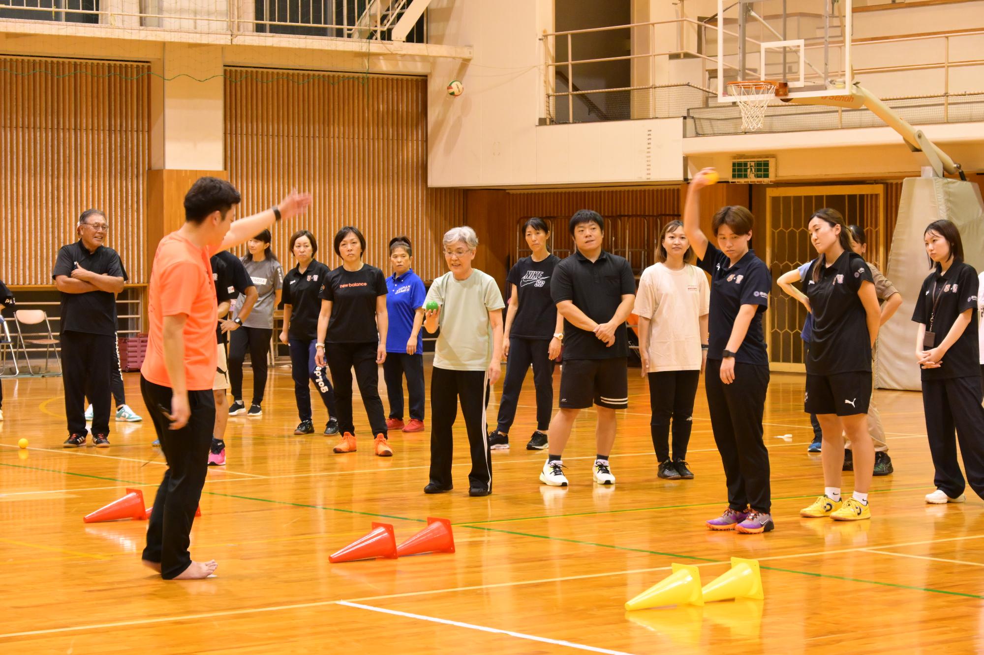 実技で辻本さんの指導を受ける様子