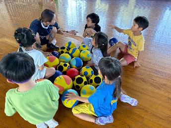 ボール遊びをするこどもたち