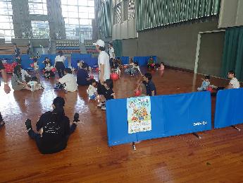 親子遊びを楽しむ参加者