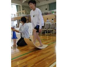 ▲バランスボートを使った運動