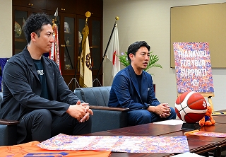 シーズン終了を報告する松永社長と加納選手