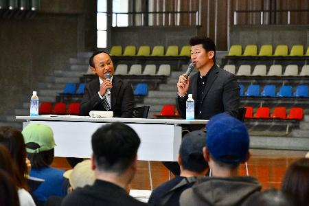 参加者に体験談を話す三浦氏