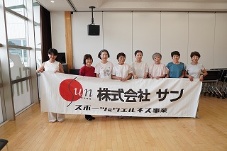 笑顔で記念撮影