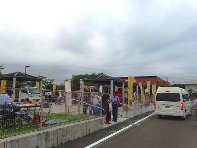 蓮華寺池公園イベント広場を出発するタクシー