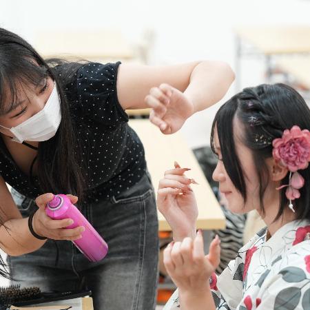 フリーエース美容学校による無料ヘアセット・浴衣着付け