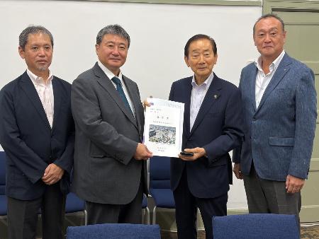 財務省坂本主計局長と要望書を手交