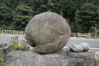 （写真）不思議なことに玉取では玉のような丸い石が採れる。