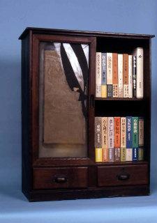（写真）藤枝静男が八高時代に使用した書棚。引き出しには薬瓶やコルク栓などが入っていた。（文学館蔵）