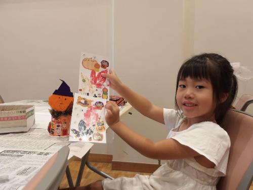 完成品を見せる女の子