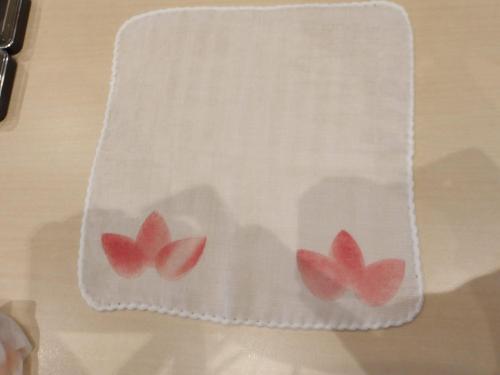 ハンコを使って作品を仕上げる様子