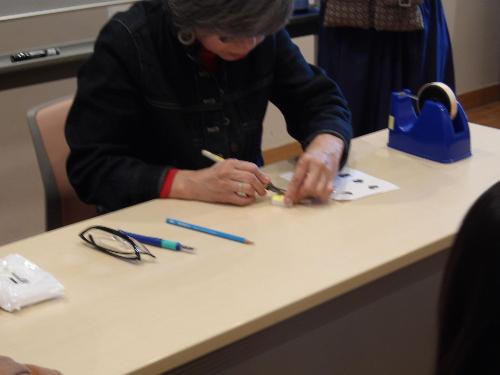 彫刻刀の使い方を説明する講師