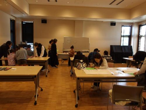 消しゴムハンコづくりの様子