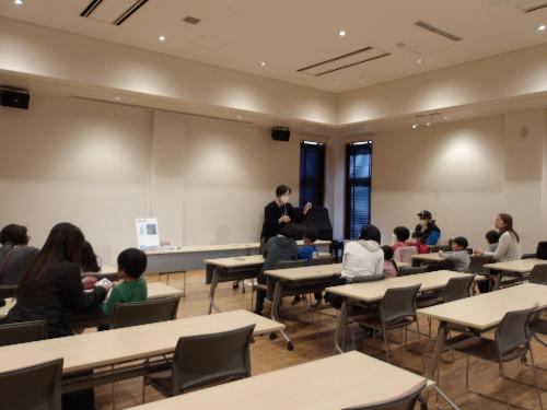 ビーズを使った工作の様子