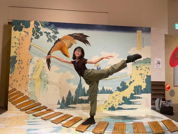 題名「吊り橋の上でアラベスク」