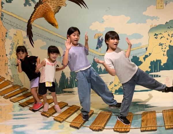 題名「橋がぐらぐらおっとっと」