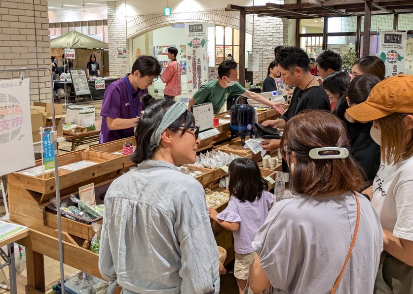 有機農産物を使った商品販売の様子