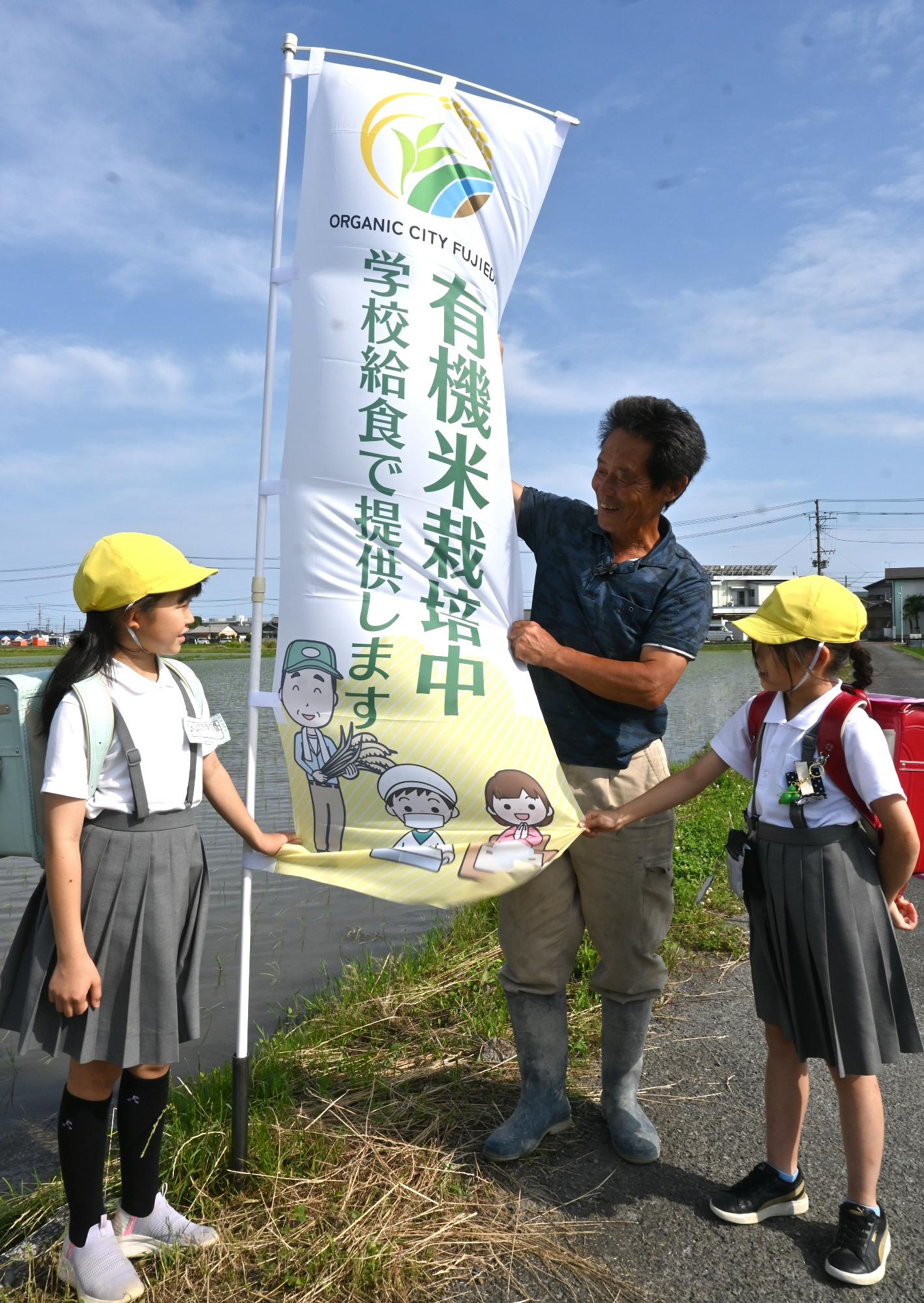 のぼり旗を設置する様子