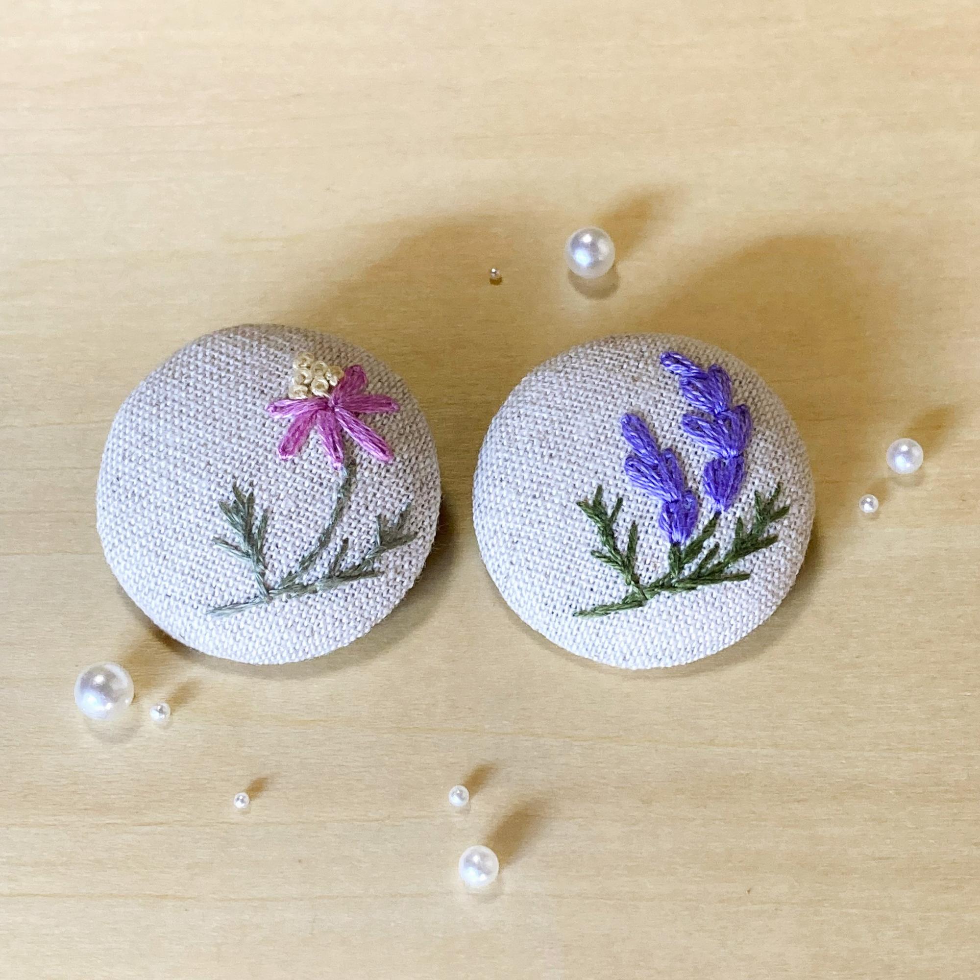 刺繍で作る小さなお花のブローチ写真