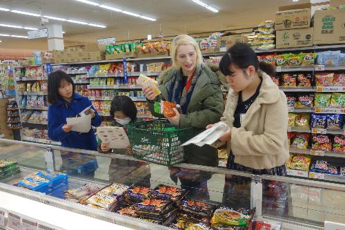 スーパーで食材を調達する参加者