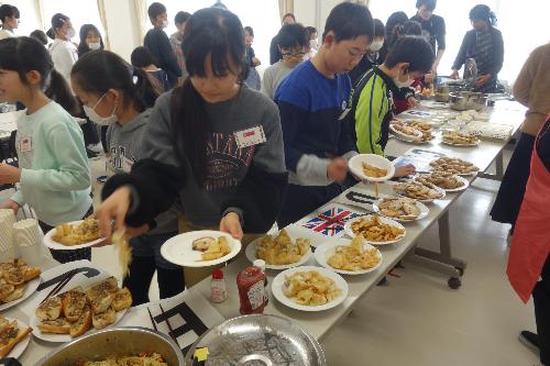 完成した料理はみんなでシェアしておいしくいただきました