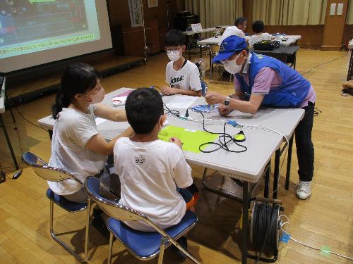 親子電波教室（はんだ付けを習っています）