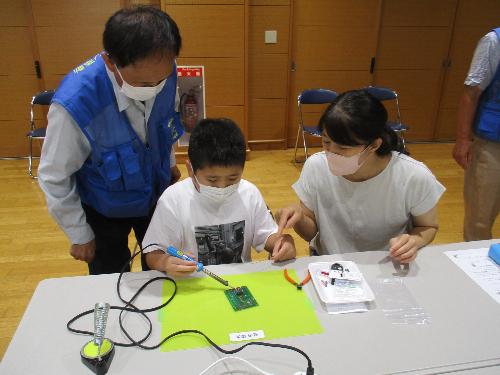 親子電波教室（お母さんといっしょにはんだ付け）