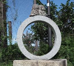 題目「輪」の公園東側にある石像写真