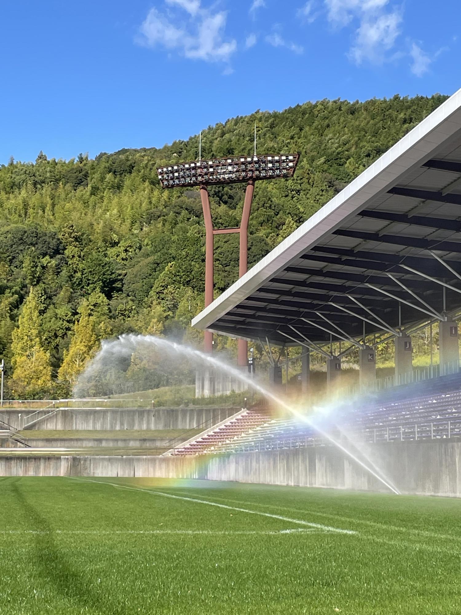 入賞 「虹とサッカー場」